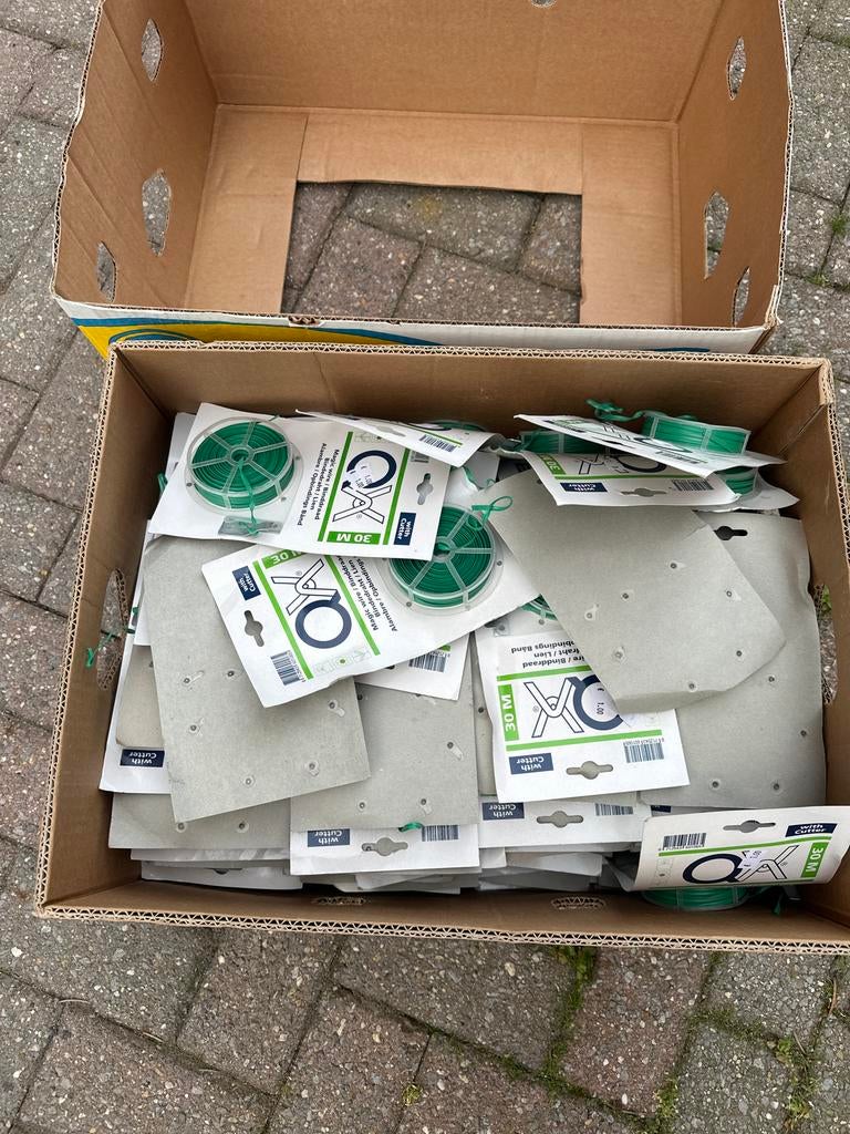 Een doos vol 88 x Binddraad met snijder, 30M - Grote partij, Ophalen of Verzenden, Zo goed als nieuw