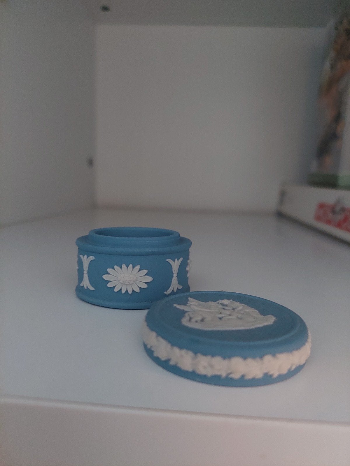Wedgwood Jasperware Blauwe Doosje met Reliëf, Antiek en Kunst, Antiek | Keramiek en Aardewerk, Ophalen of Verzenden