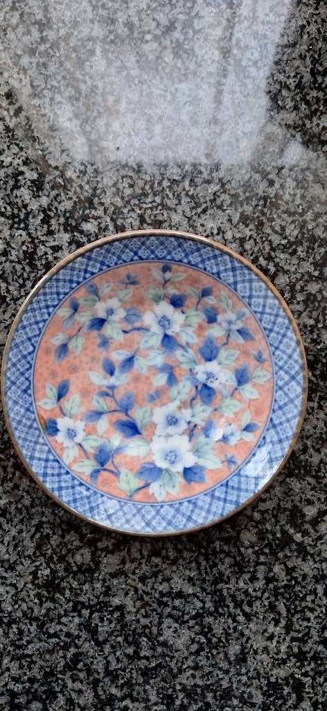 Vintage Aziatisch bordje met bloemmotief, Aziatisch, Ophalen of Verzenden, Zo goed als nieuw, Bord(en)