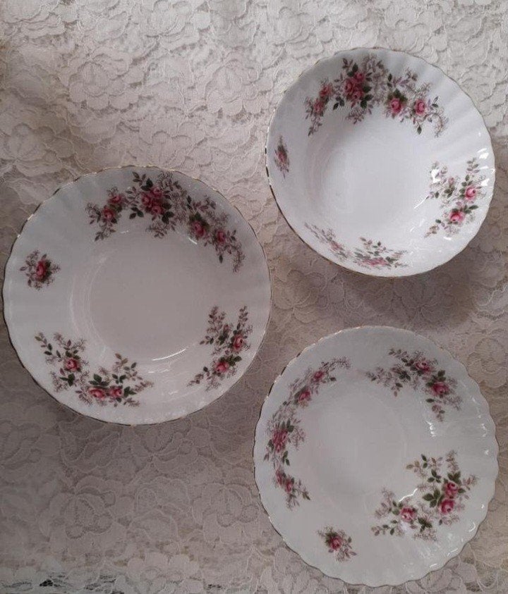 Royal albert lavender rose vla schaaltjes groot 20.00 p.s, Antiek en Kunst, Antiek | Servies los, Ophalen of Verzenden