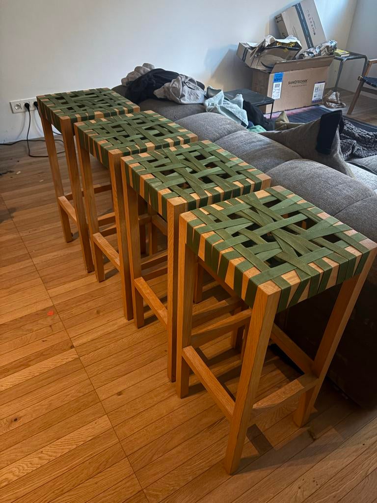 Set van 4 houten barkrukken met groen webbing, Huis en Inrichting, Barkrukken, Ophalen, Gebruikt, 60 tot 90 cm, 4 krukken