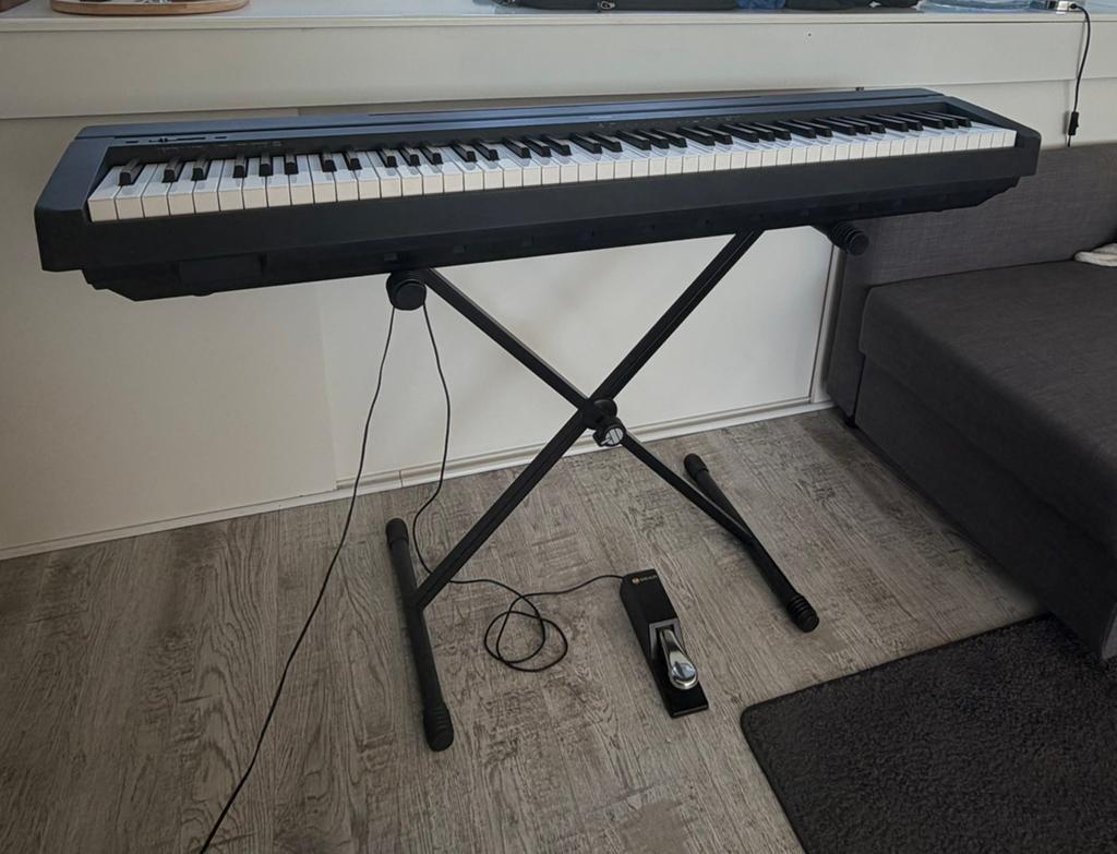 Piano - Yamaha P45 (88 toetsen) - incl. standaard en pedaal, Muziek en Instrumenten, Keyboards, Ophalen, Gebruikt, 88 toetsen