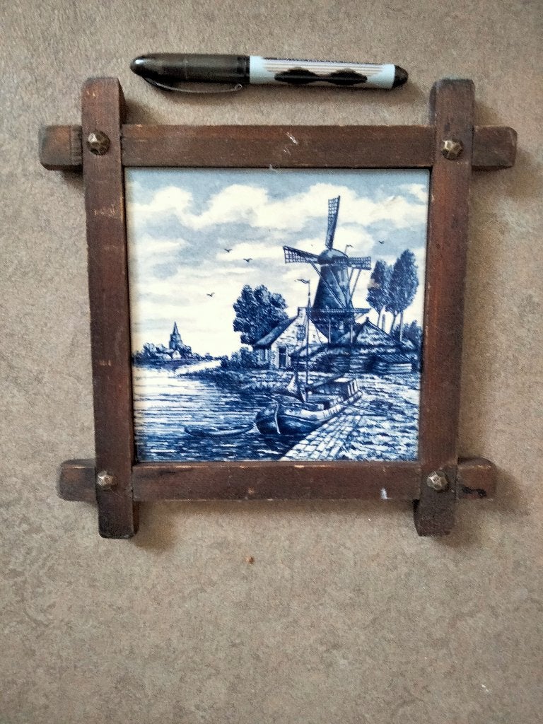Hand geschilderde delftsblauwe tegel: molen, boot en kerk, Antiek en Kunst, Antiek | Wandborden en Tegels, Ophalen of Verzenden