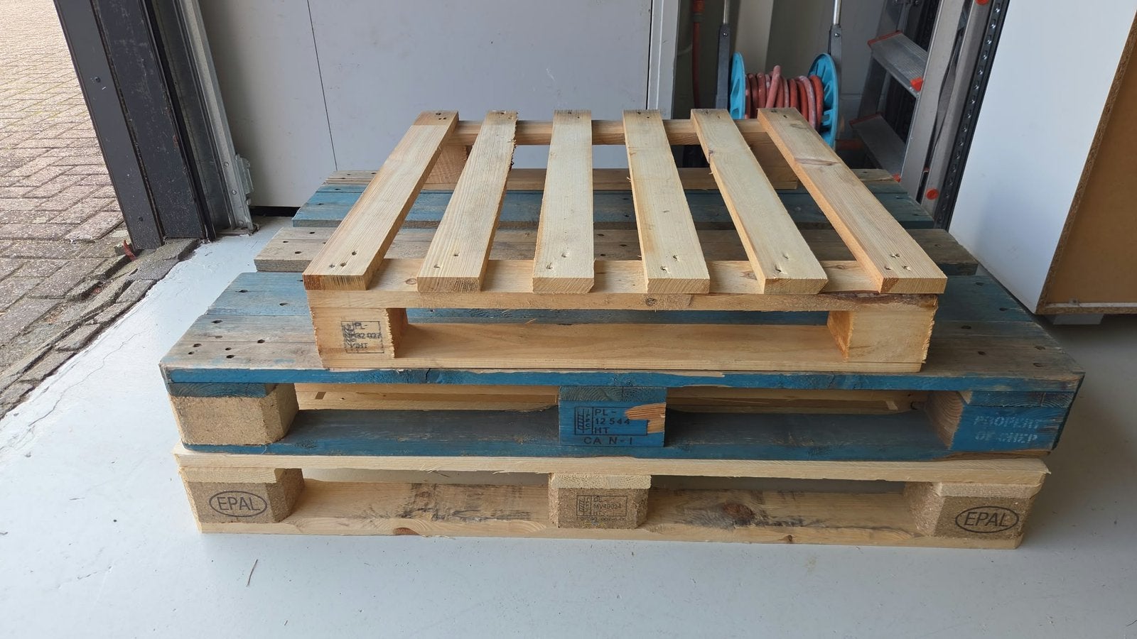 Drie pallets: 2 grote en 1 kleine, Ophalen of Verzenden