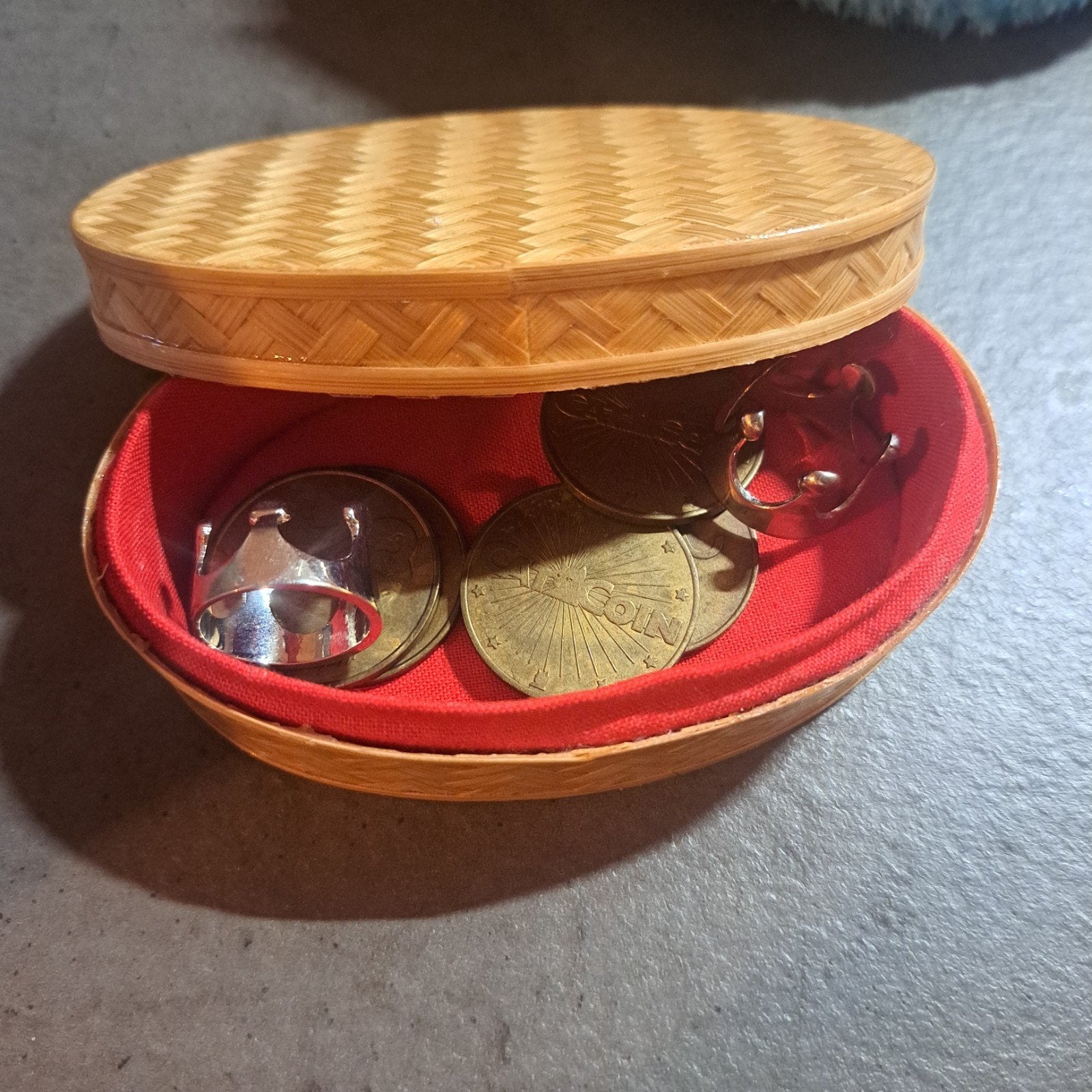 Bamboe doosje met zilverkleurige koningsringen en munten, Ophalen of Verzenden