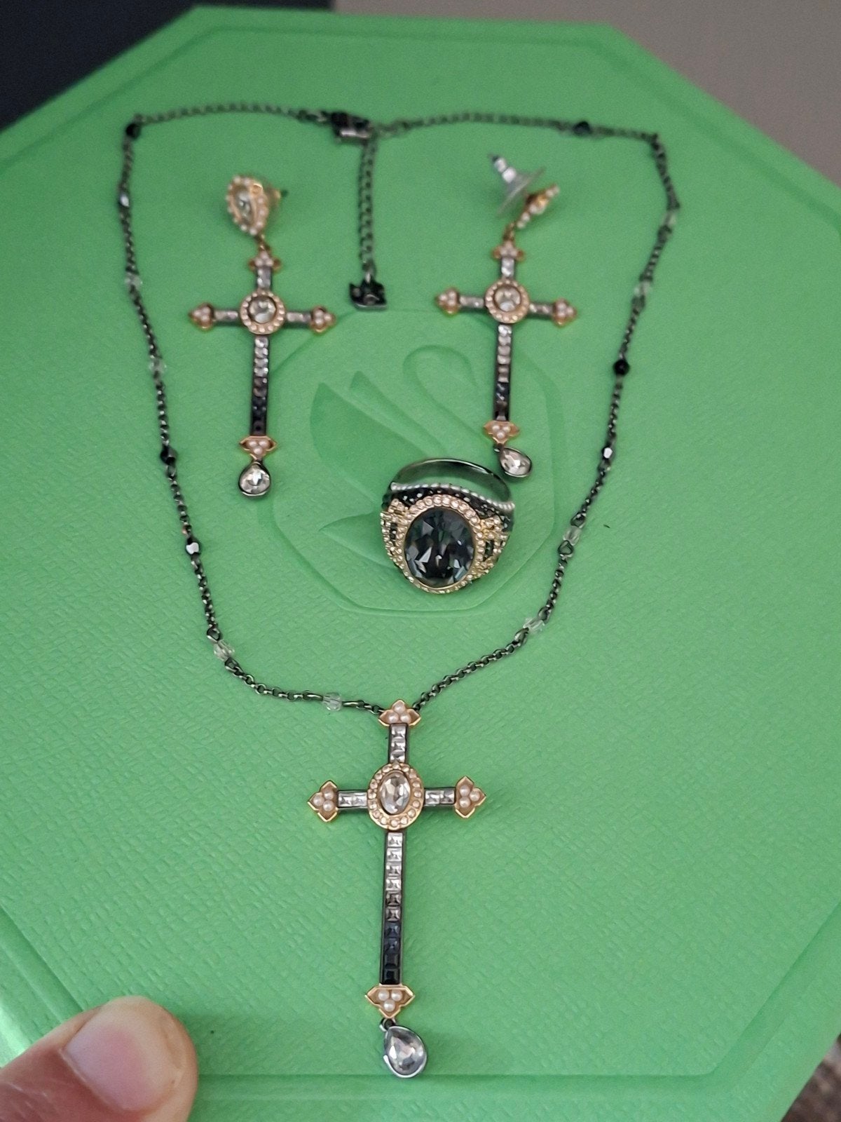 Swarovski kruis sieraden set met ring, ketting en oorbellen, Overige materialen, Met kristal, Ophalen of Verzenden, Zo goed als nieuw