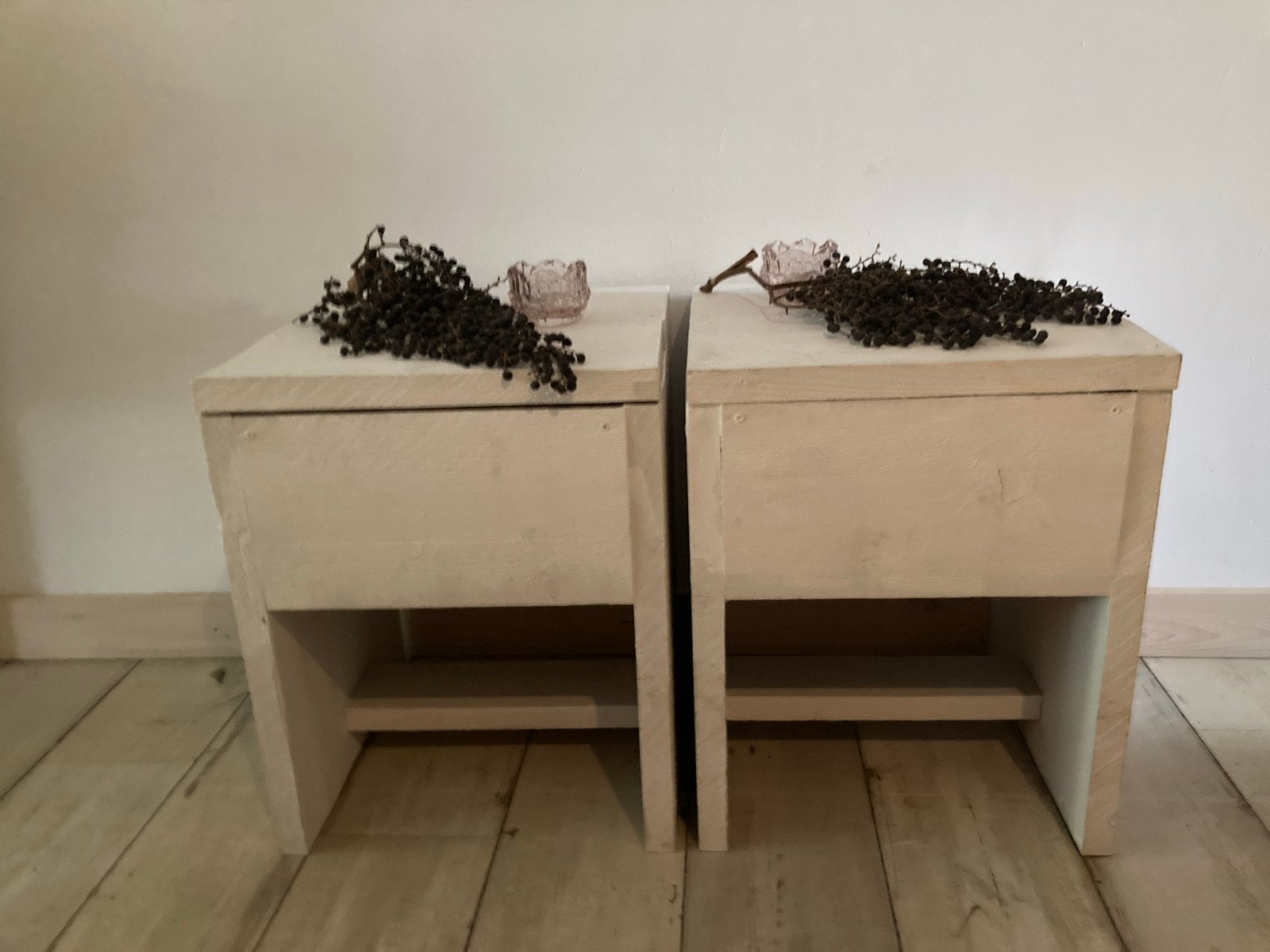 2 mat witte steigerhouten nachtkastjes/krukjes/bijzettafeltj, Ophalen, Zo goed als nieuw, Minder dan 150 cm, Minder dan 100 cm