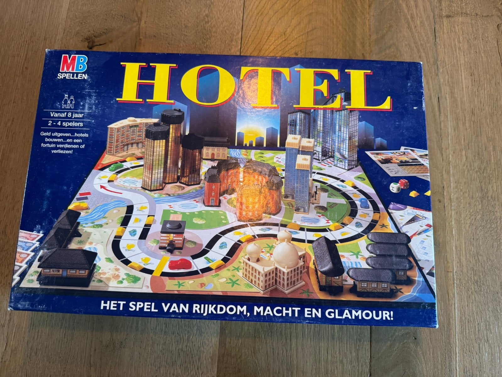 Hotel Bordspel - Klassiek Vastgoedspel van MB Spellen, Hobby en Vrije tijd, Gezelschapsspellen | Bordspellen, Drie of vier spelers