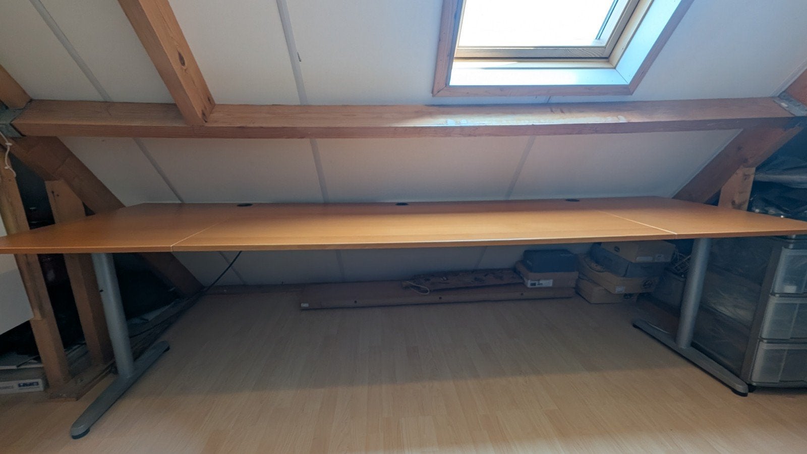 Gebruikt houten bureau van Ikea met kabeldoorvoer, Ophalen, Gebruikt, Hout, Kabelgoot