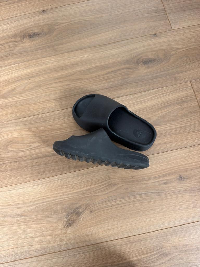 Adidas Yeezy Slides Zwart Maat 39, Kleding | Dames, Schoenen, Ophalen of Verzenden, Zo goed als nieuw, Zwart, Slippers