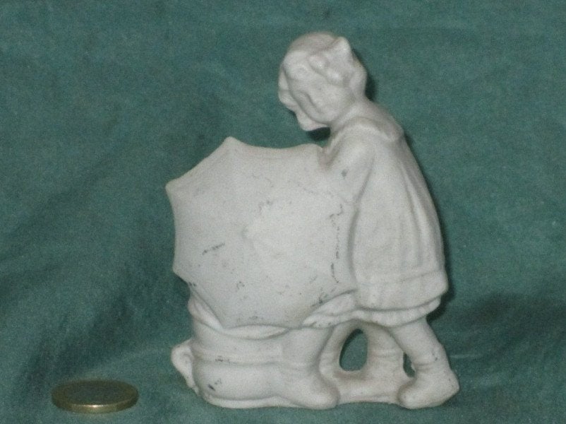 Antiek biscuit porseleinen beeldje Meisje met paraplu, Ophalen of Verzenden