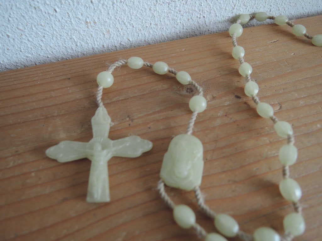 Beige kitsch rozenkrans, Verzamelen, Religie, Ophalen of Verzenden, Zo goed als nieuw, Overige typen, Christendom | Katholiek