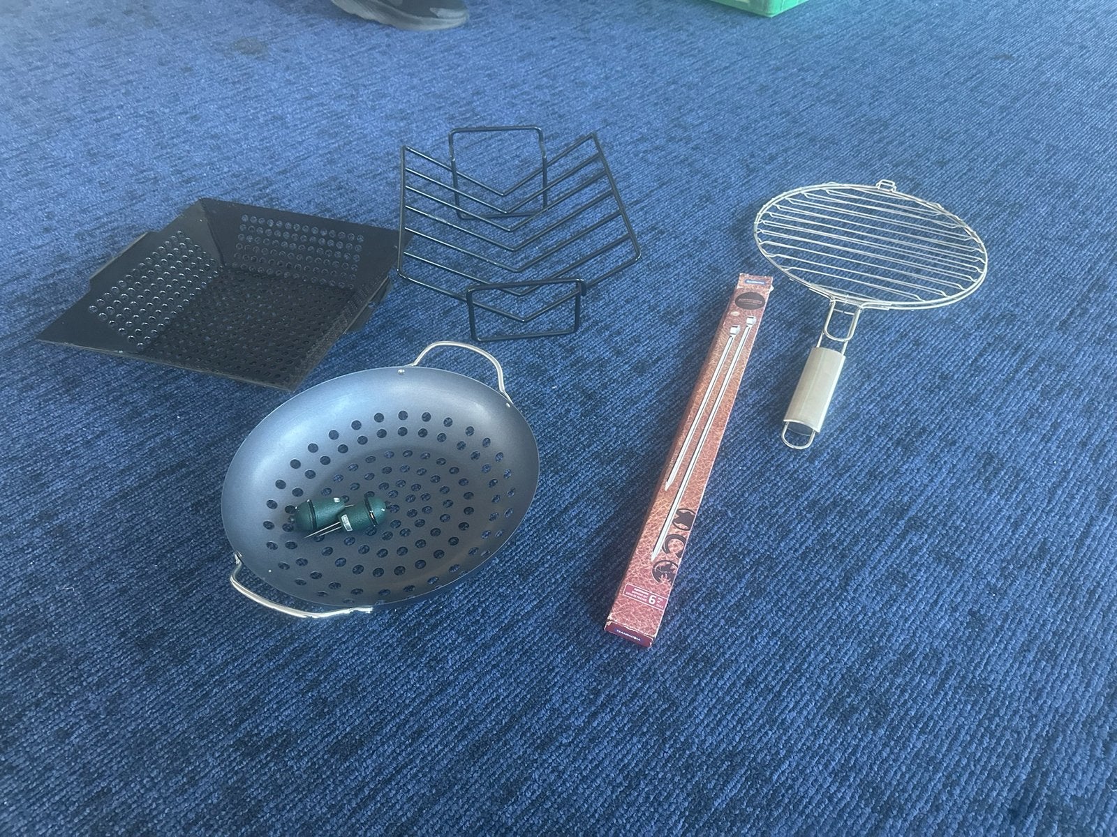 Diverse BBQ-accessoires: grillpan, spiesjes, ribrek, Ophalen, Gebruikt