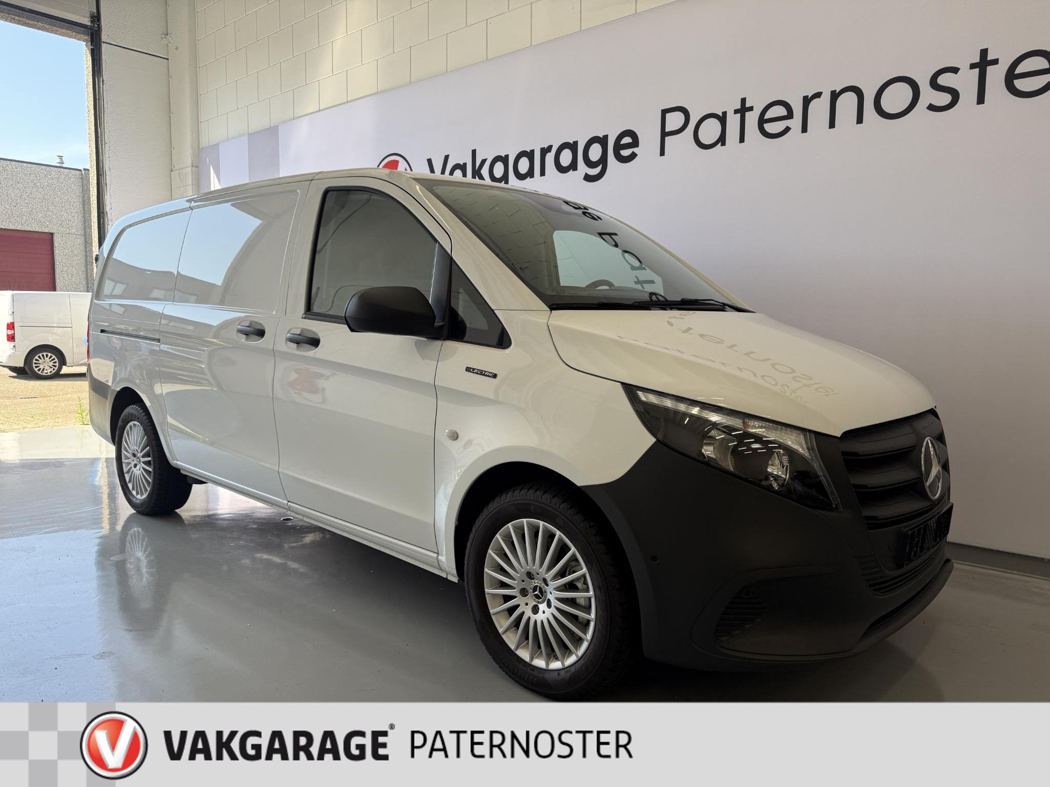Mercedes-Benz eVito 112 L2 Business Solution 60 kWh Carplay, Auto's, Bestelauto's, 12 maanden, Stof, Gebruikt, Zwart