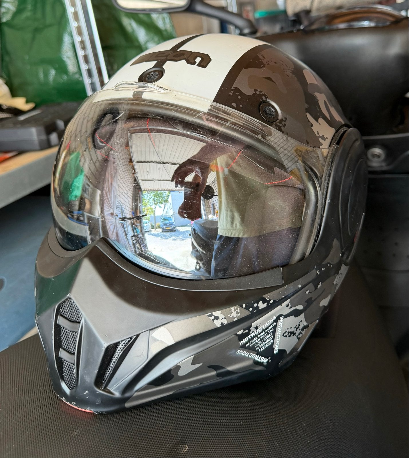 Beon motorhelm maat L - Zwart/Wit/Camouflage, Motoren, Heren, Integraalhelm, L, Tweedehands