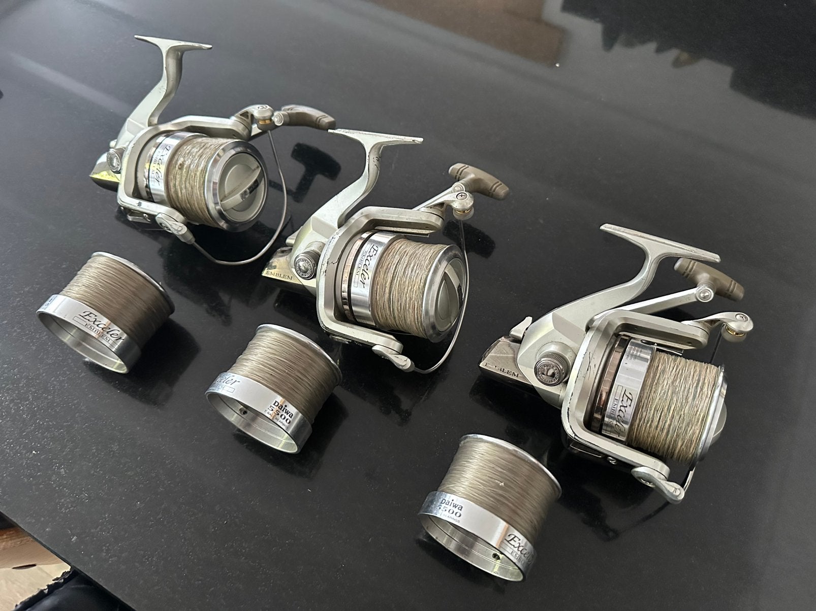 3 Daiwa Emblem Exceler 5500 molens met reservespoelen, Watersport en Boten, Ophalen, Gebruikt, Molen