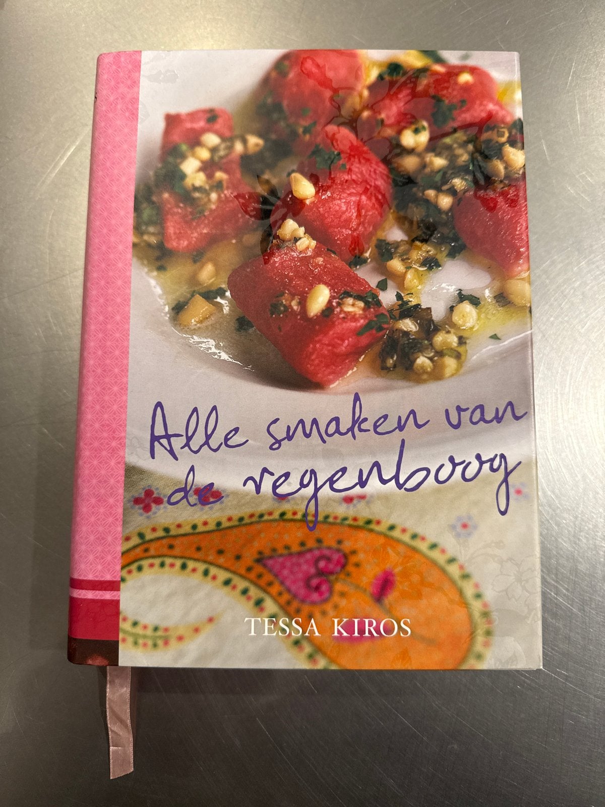 Alle smaken van de regenboog - Tessa Kiros kookboek, Ophalen of Verzenden, Zo goed als nieuw, Overige gebieden, Hoofdgerechten