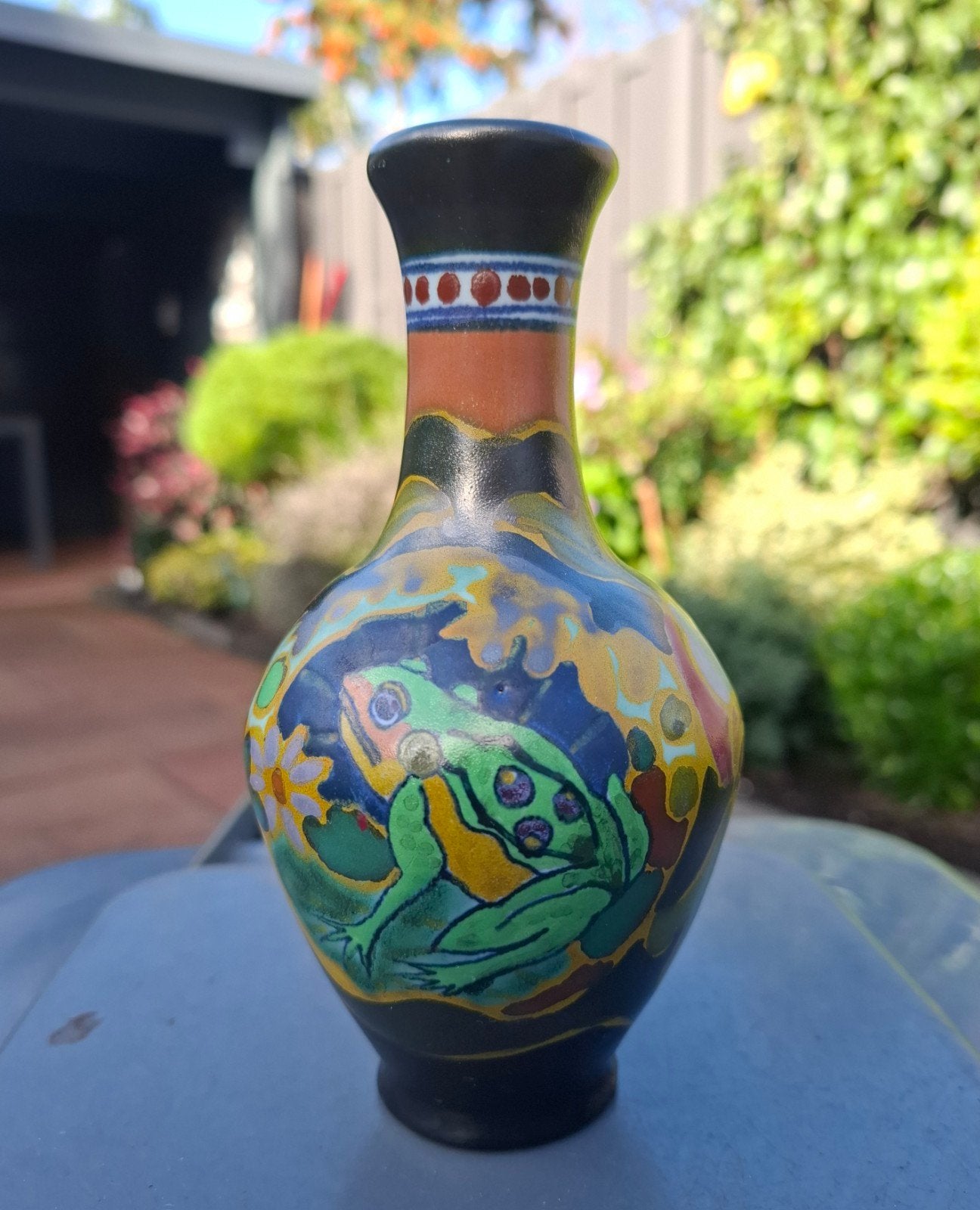 Zeldzaam Arnhem plateel vaasje met kikker, Antiek en Kunst, Ophalen of Verzenden