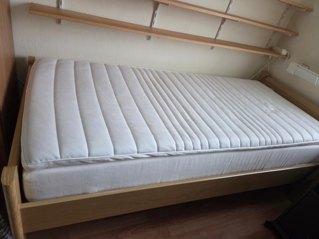 Eenpersoonsbed met verstelbare lattenbodem, Huis en Inrichting, Ophalen, 90 cm, 200 cm, Hout
