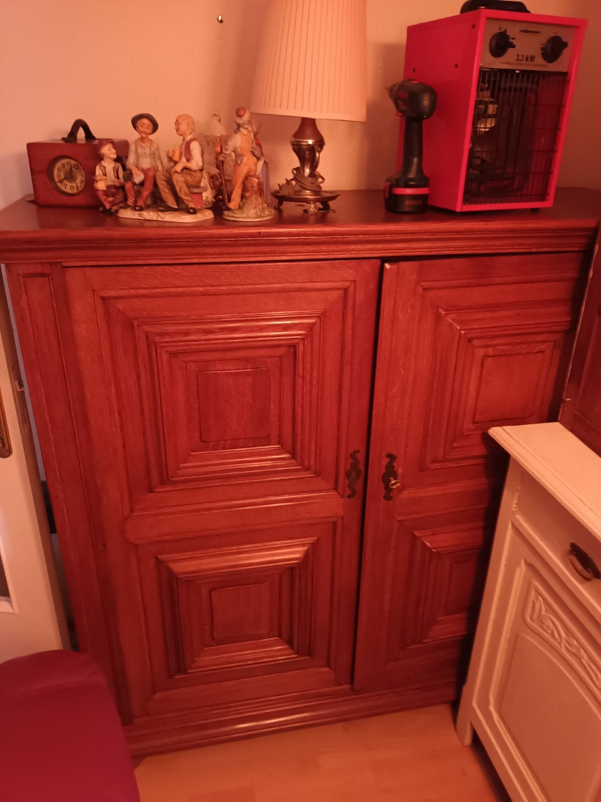 Antieke houten kast met twee deuren, Ophalen