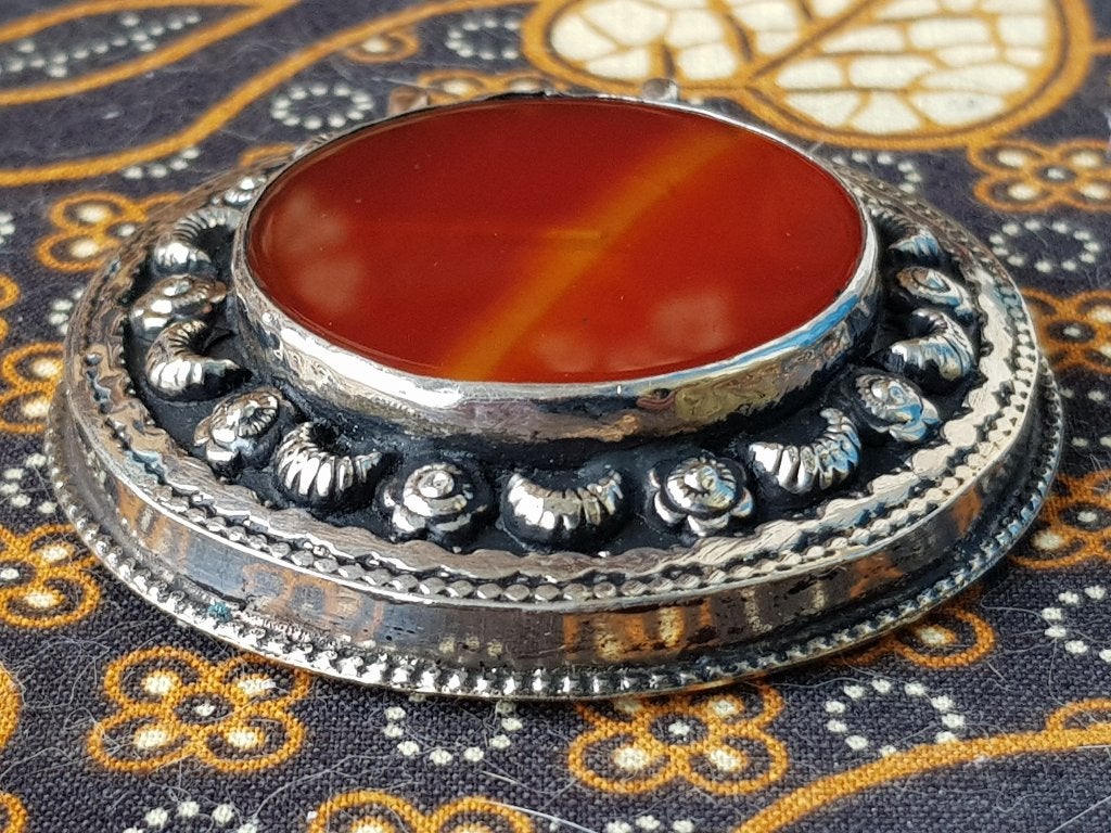 Mooie oude hanger uit Nepal van zilverbrons met steen 6 cm., Antiek en Kunst, Kunst | Niet-Westerse kunst, Zilver, Sieraad, Ophalen of Verzenden