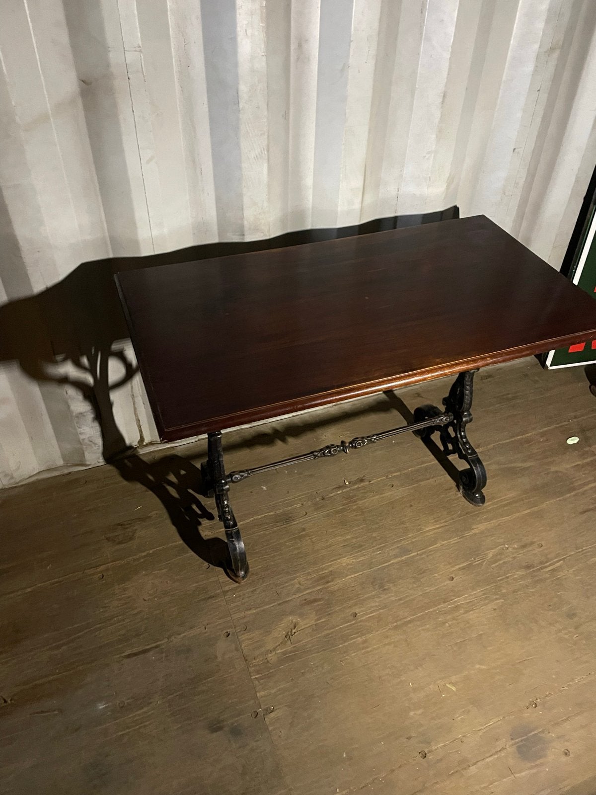 Antieke houten tafel met smeedijzeren onderstel, Ophalen