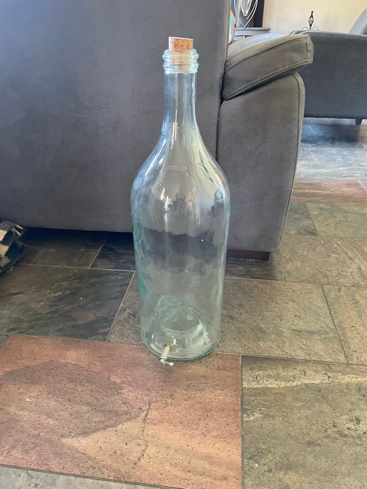 Grote glazen fles met kraantje, Ophalen