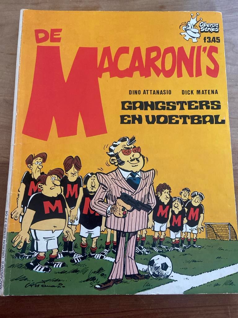 De Macaroni's - Gangsters en Voetbal (Oberon Strips), Boeken, Stripboeken, Eén stripboek, Ophalen of Verzenden, Gelezen