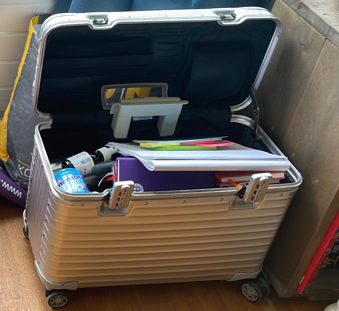 Compacte aluminium Rimowa pilotenkoffer op wieltjes, Sieraden, Tassen en Uiterlijk, Koffers, Ophalen, Gebruikt, 50 tot 60 cm, Slot
