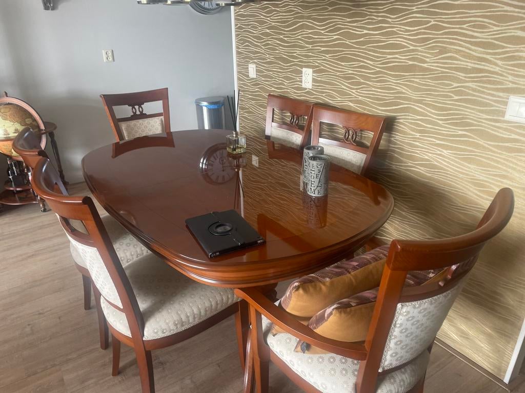 Te koop aangeboden, Huis en Inrichting, Tafels | Eettafels, Italiaans de tafel staat in Almere, Ophalen of Verzenden, Zo goed als nieuw