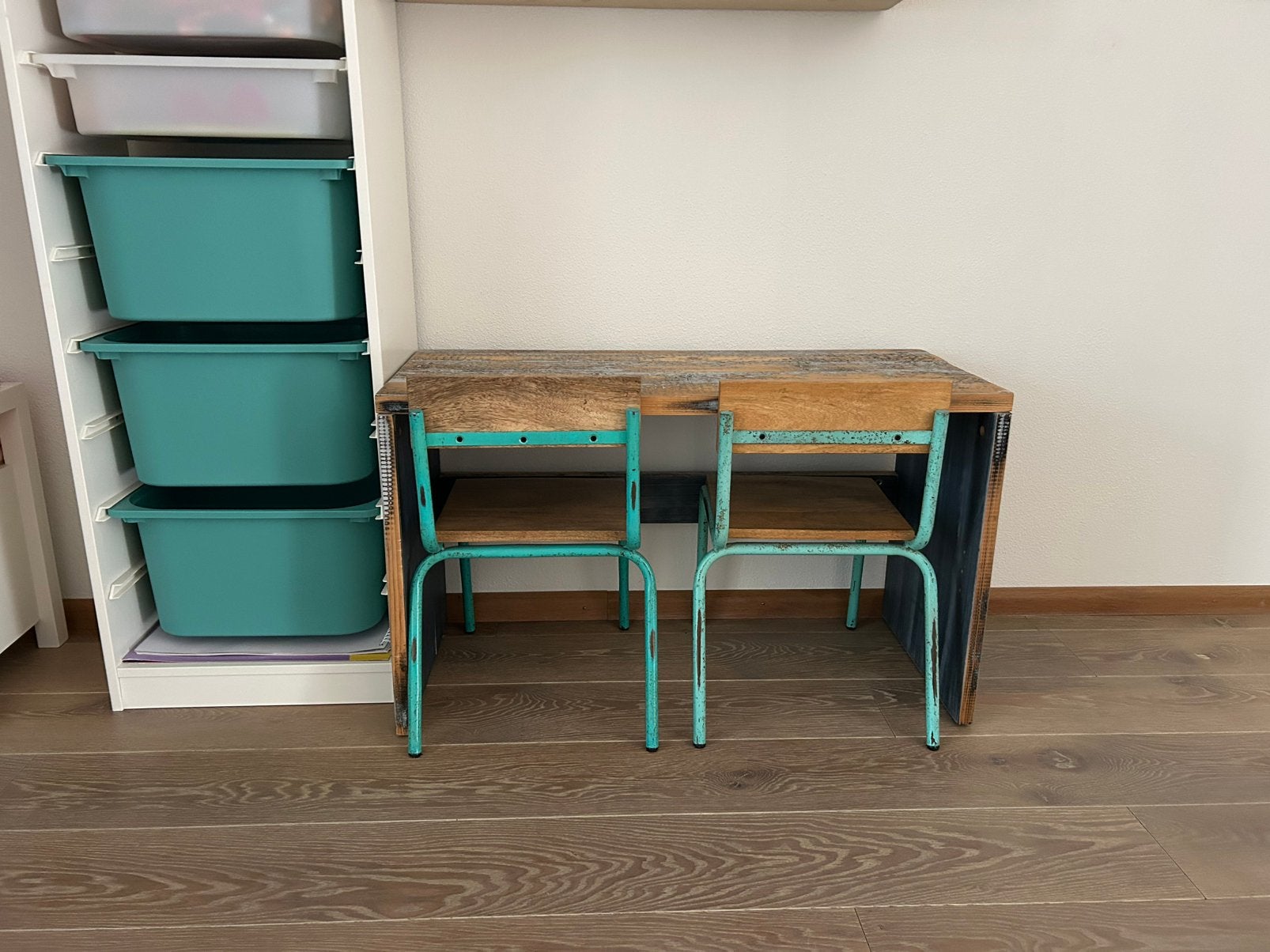 Kinder tafel + stoelen van kidsdepot, Ophalen, Zo goed als nieuw