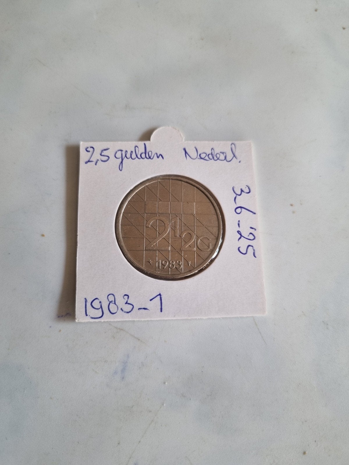 Nederland: een zeer mooie 2,5 gulden munt 1983., Ophalen of Verzenden, Koningin Beatrix, 2½ gulden, Losse munt