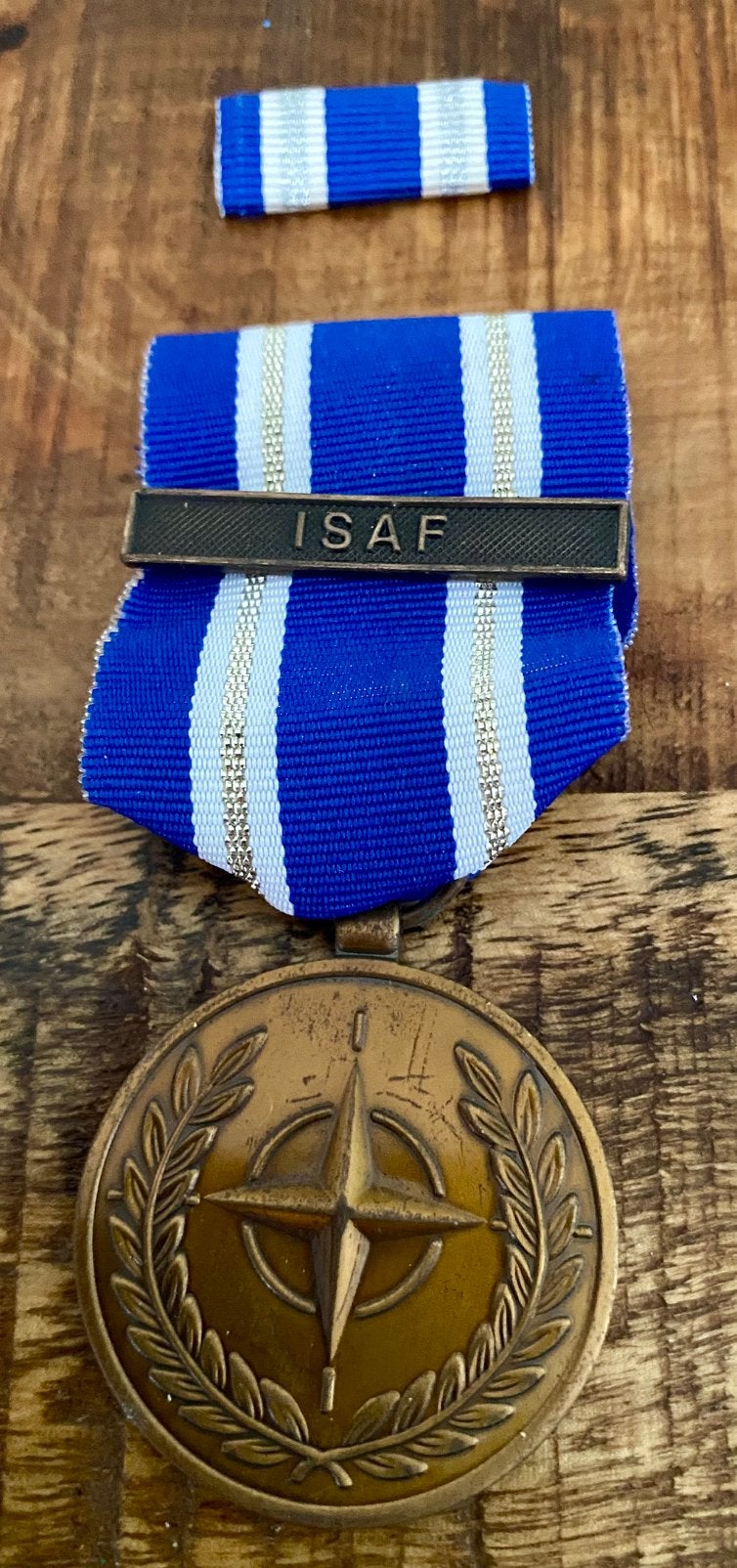 NAVO-medaille met baton voor de ISAF-missie Afghanistan., Verzenden, Landmacht, Lintje, Medaille of Wings