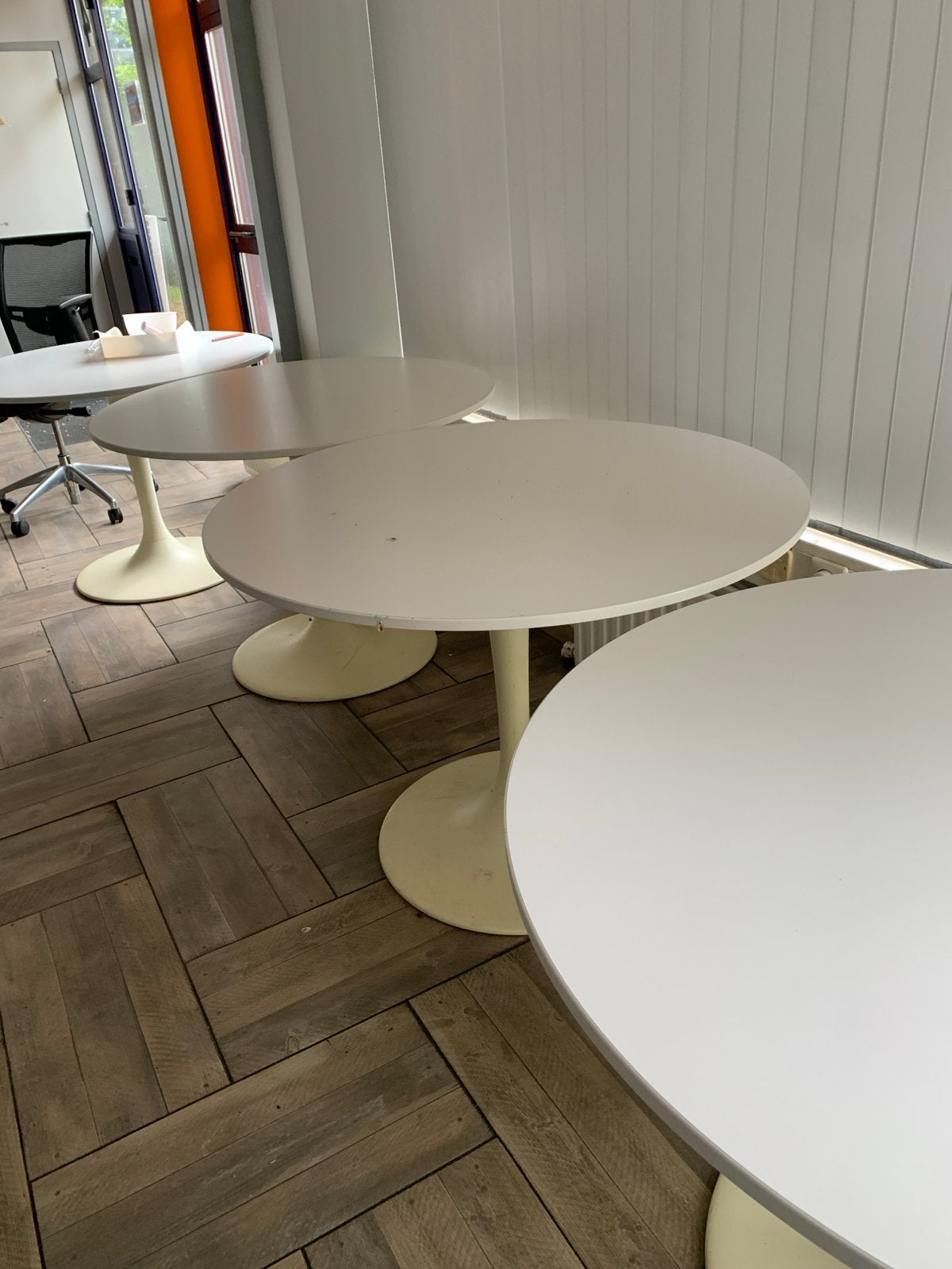 Witte ronde tafels met trompetvoet, Huis en Inrichting, Tafels | Eettafels, Ophalen, Kunststof, Gebruikt, Rond