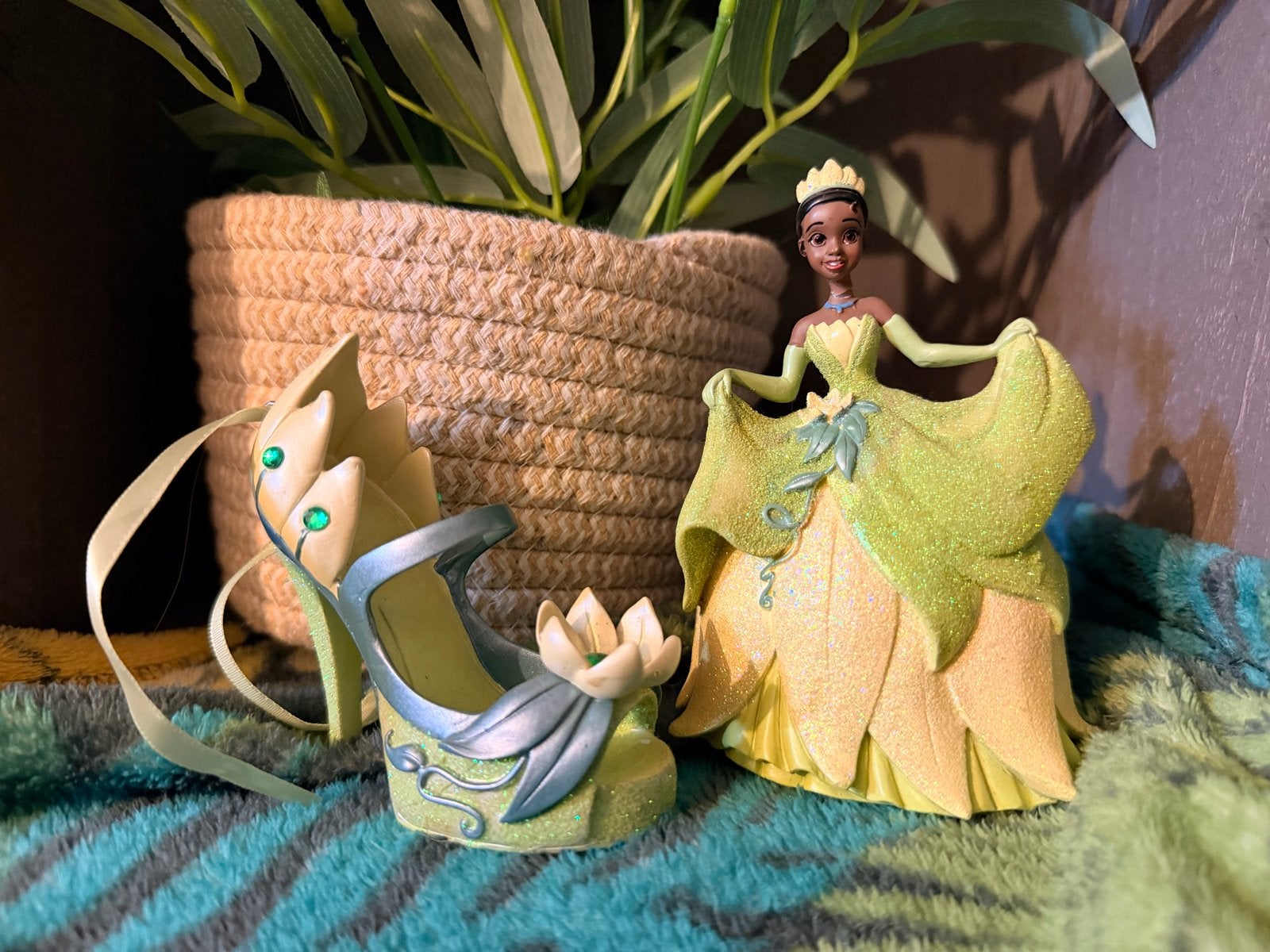 Disney Parks Tiana Set: Runway Shoe Ornament + Beeldje DLP, Ophalen of Verzenden, Overige figuren, Gebruikt, Beeldje of Figuurtje