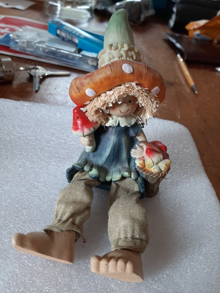 Herfstbeeldjes kind met mand  vol paddenstoelen 2 stuks, Ophalen of Verzenden, Zo goed als nieuw, Beeldje of Poppetje