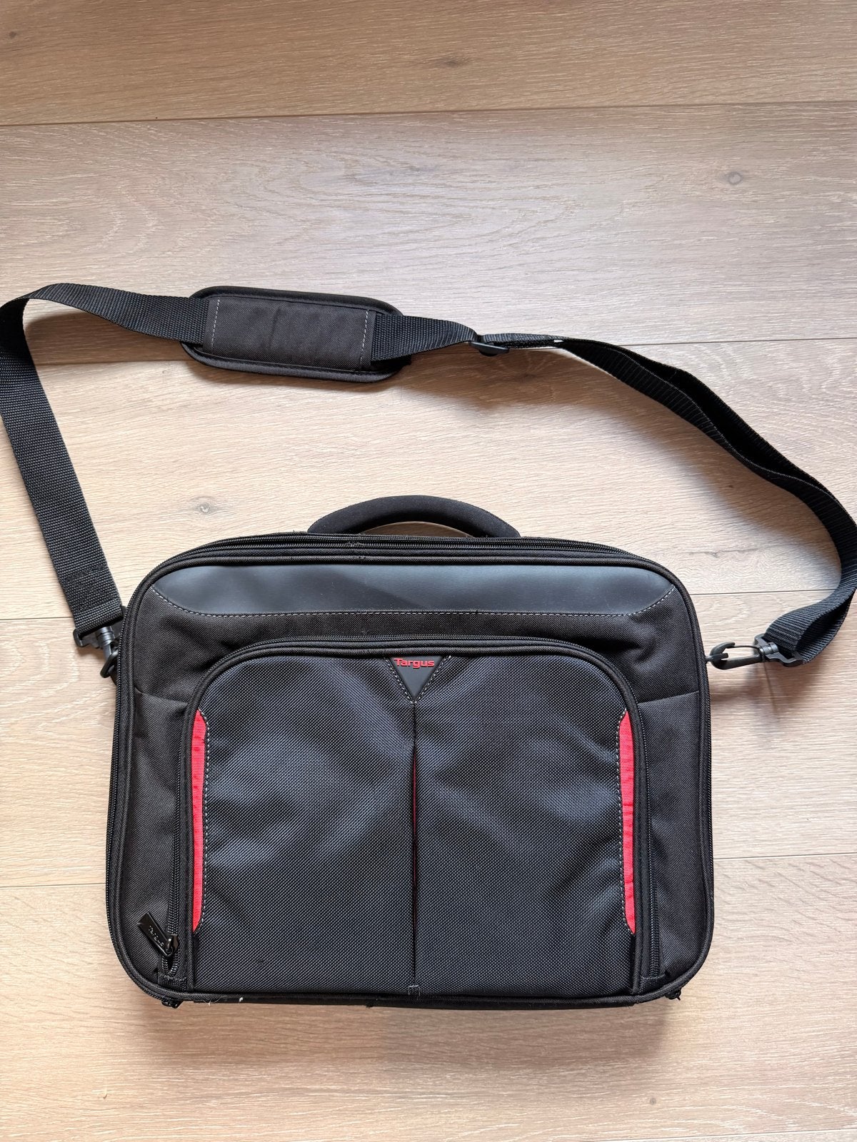 Targus laptoptas - Zwart met rode accenten, Gebruikt, Gevoerd laptopvak, 15 inch, Ophalen of Verzenden