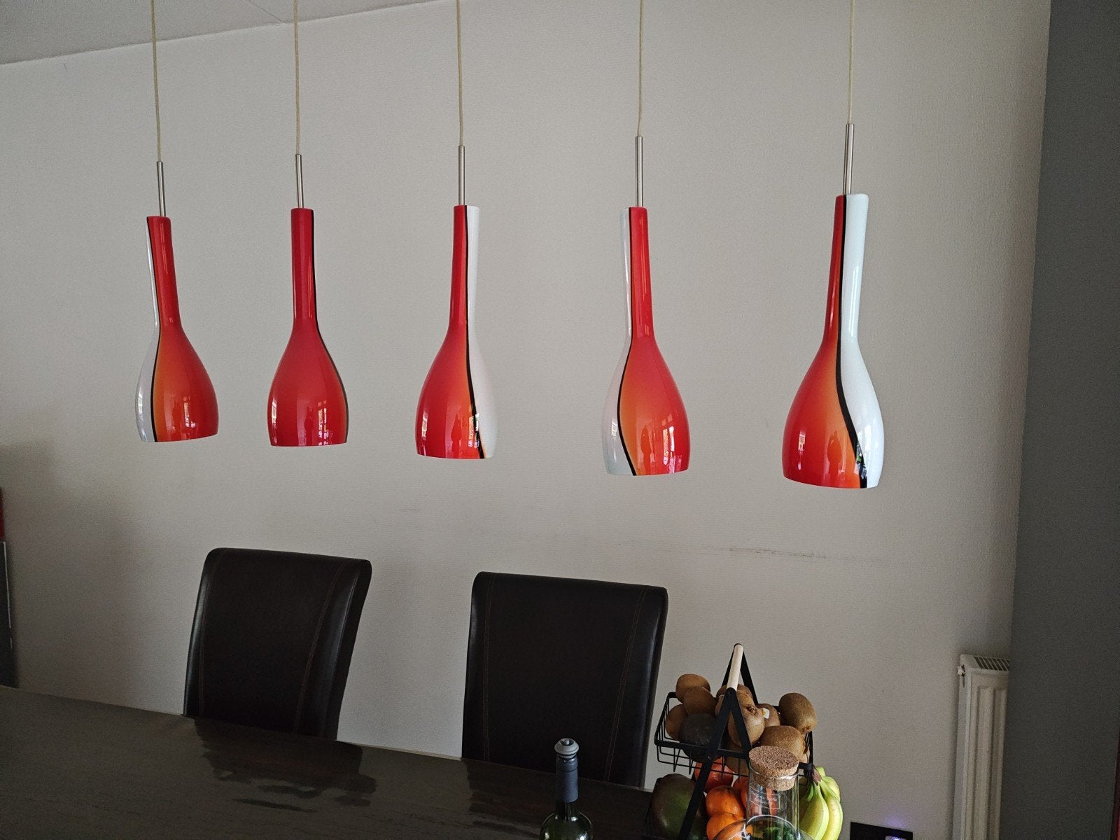 Moderne hanglamp met 5 rode en witte glazen kappen, Huis en Inrichting, Ophalen of Verzenden, Zo goed als nieuw, Glas, Modern