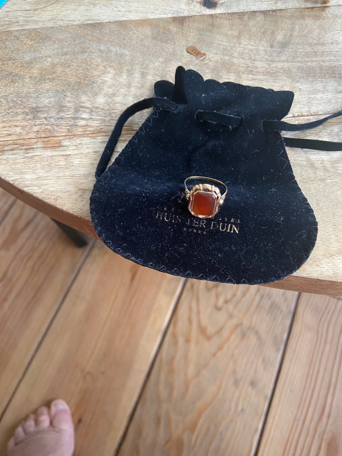 Gouden ring met rode steen, Ophalen of Verzenden