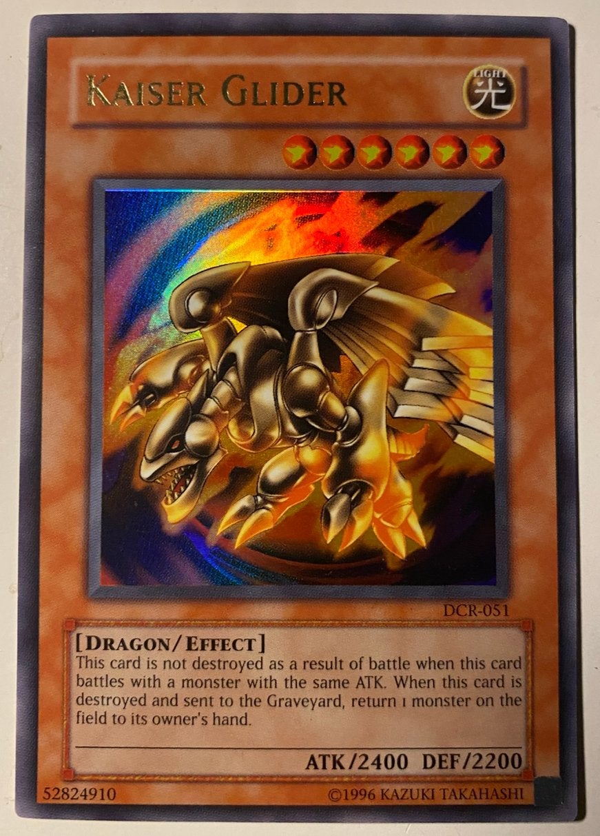 Yu-Gi-Oh! Kaiser Glider DCR Old US Print !, Hobby en Vrije tijd, Ophalen of Verzenden, Zo goed als nieuw, Losse kaart, Foil