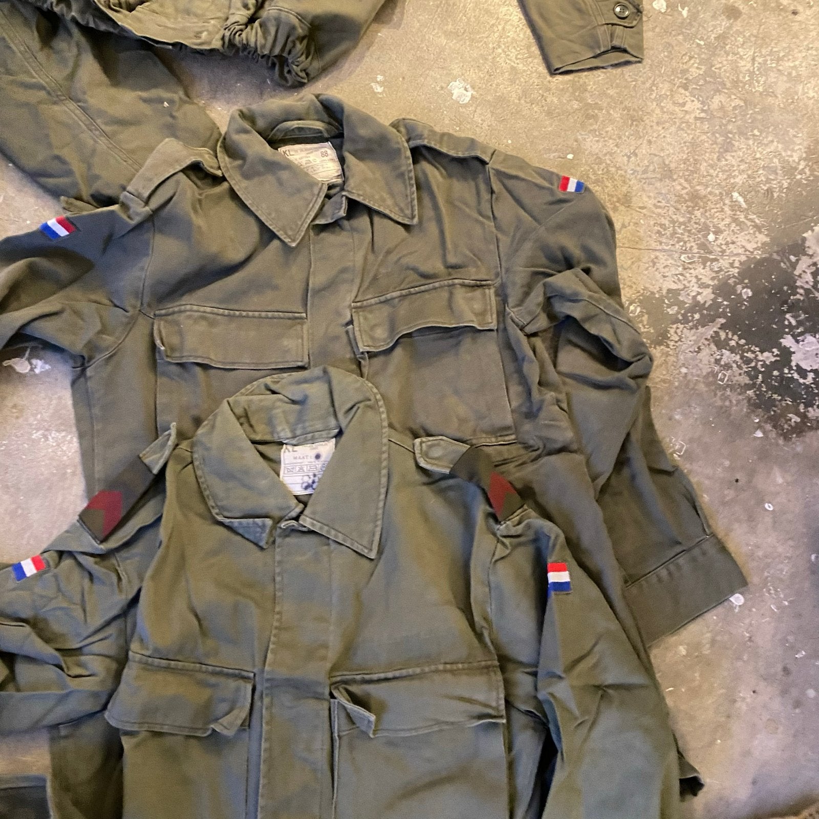 Militaria collectie: Tassen,veldfles, mes,schep en veel meer, Ophalen, Landmacht, Nederland, Overige typen