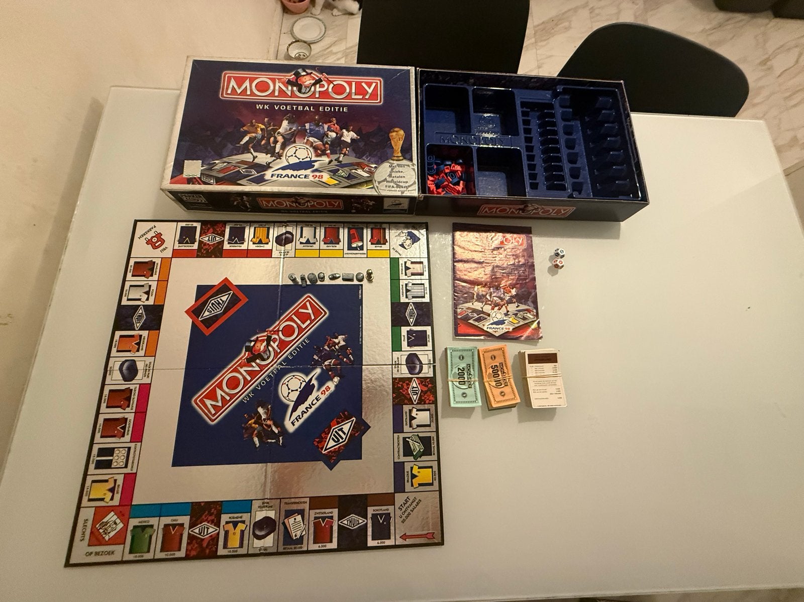 Monopoly WK Voetbal Editie France 98 compleet, Drie of vier spelers, Ophalen of Verzenden, Gebruikt