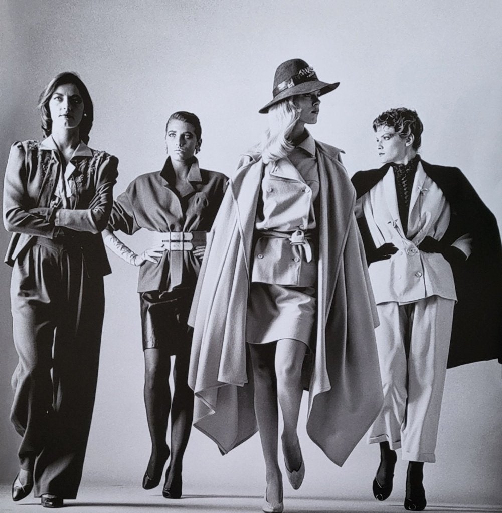 Helmut Newton - They are coming, Paris - 1981, Verzenden