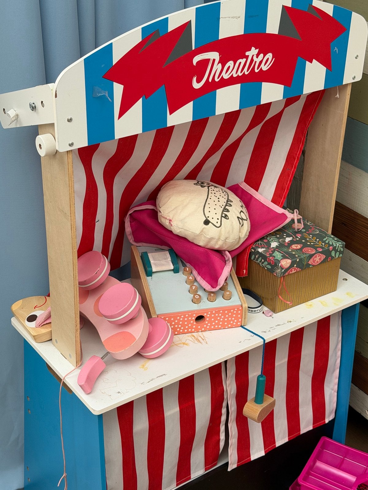 Houten Speelgoed Theater/Marktkraam met Kassa, Ophalen, Gebruikt, Jongen of Meisje