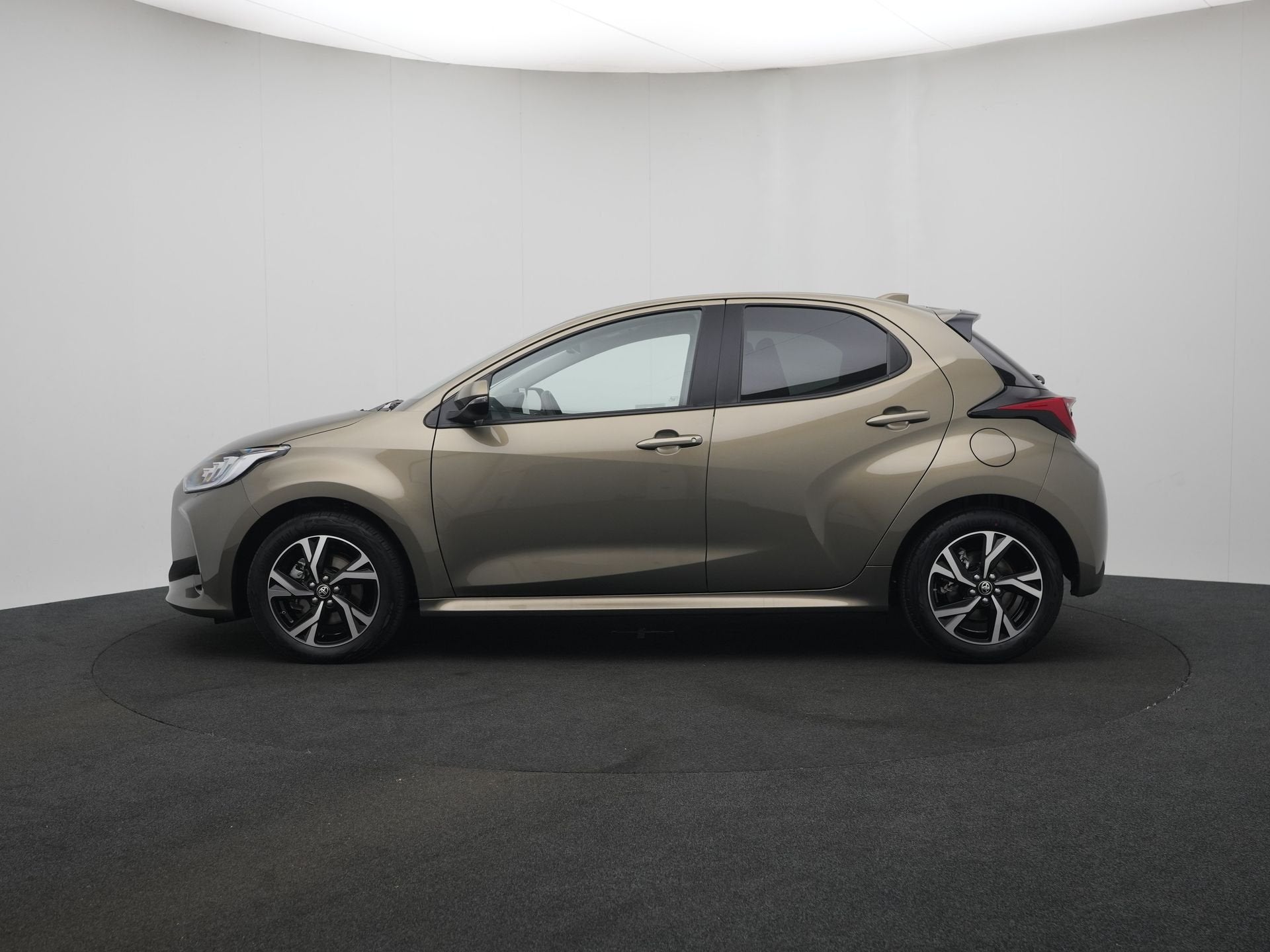 Toyota Yaris 1.5 Hybrid 115 First Edition | Stuur-Stoelverwa, Gebruikt, 1490 cc, Bedrijf, Hybride Elektrisch/Benzine