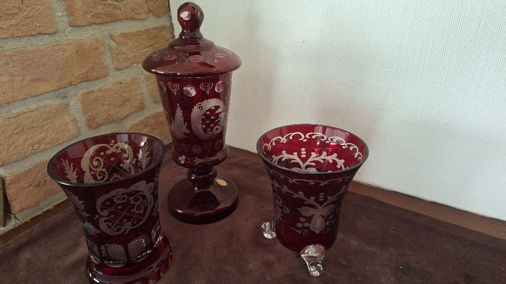Prachtig Boheems Glas: Set van 3 Rode Glazen Objecten, Gebruikt, Glas, Rood, Met patroon/structuur