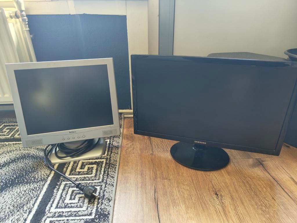 Set van 2 beeldschermen: 1x Samsung LCD, 1x Belinea CRT, Computers en Software, Monitoren, Gaming, Gebruikt, Samsung, Belinea