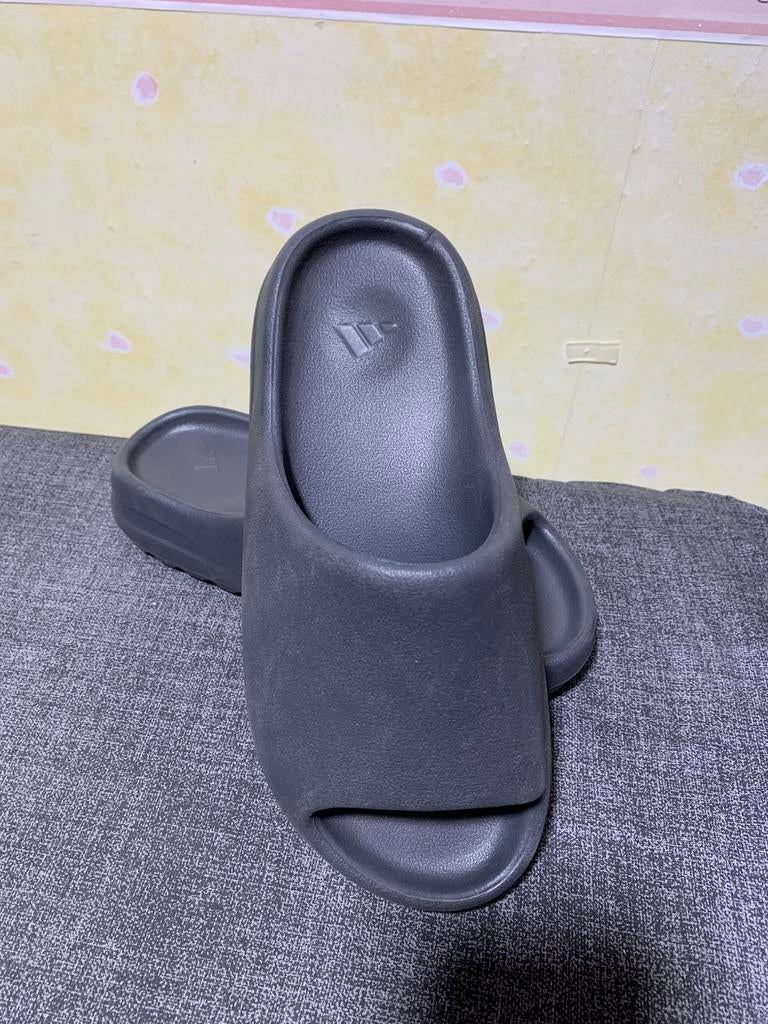 Nieuwe Yeezy slide onyx - sneakers- slippers - grijs maat 40, Slippers, Zwart, Nieuw, Ophalen of Verzenden