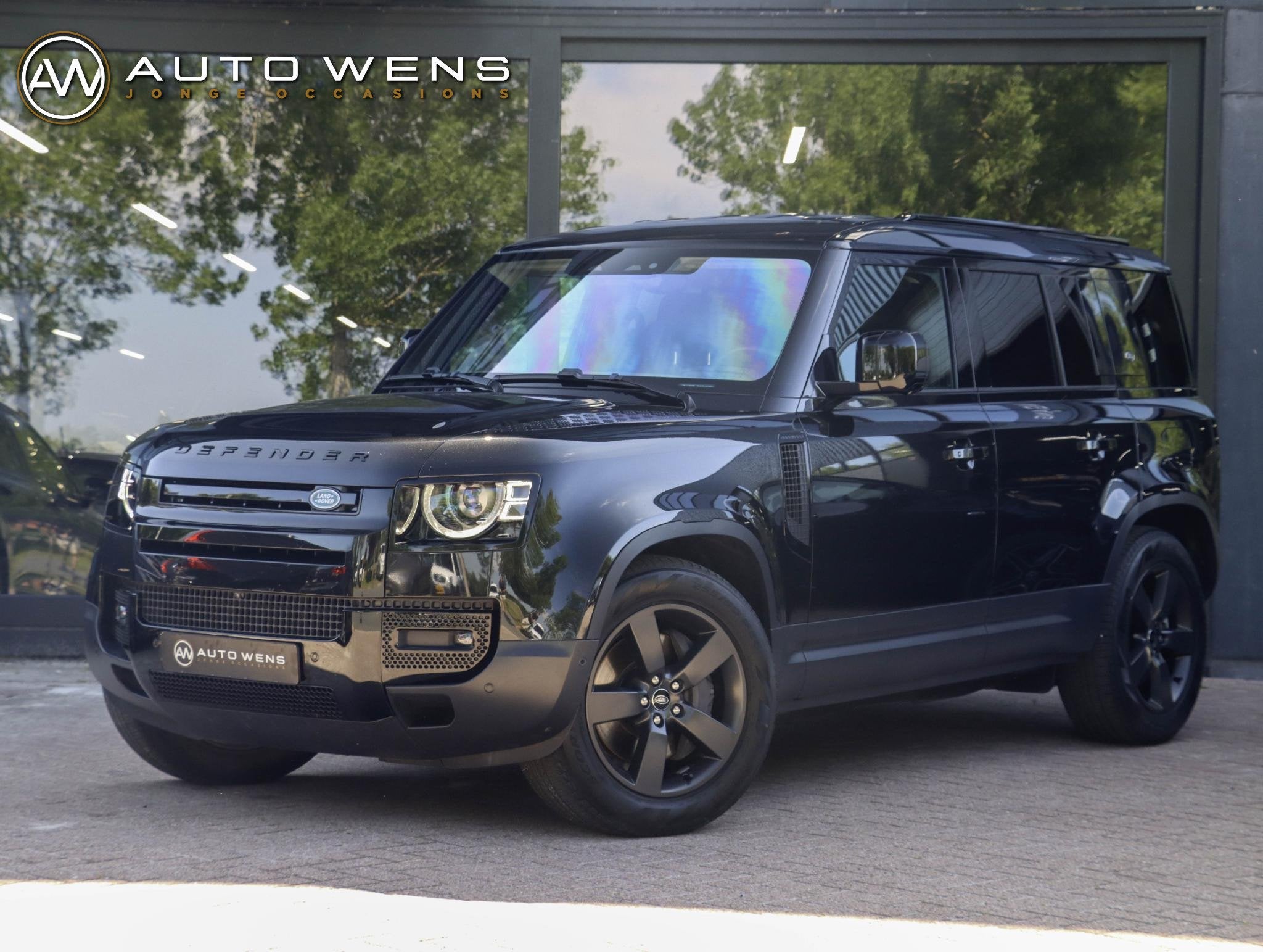 Land Rover Defender 110 P400e SE | 24.000 km | BTW auto, Auto's, Automaat, Gebruikt, 3000 kg, Zwart