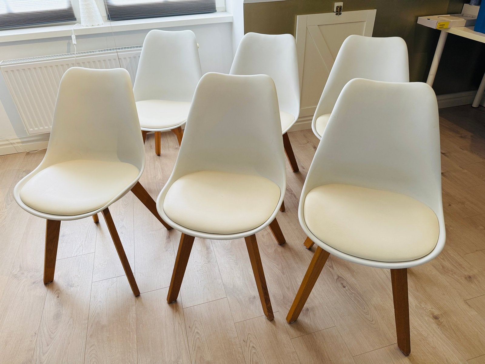 Set met 6 eetkamerstoelen - kuipjes - wit met hout, Wit, Zo goed als nieuw, Modern, Vijf, Zes of meer stoelen